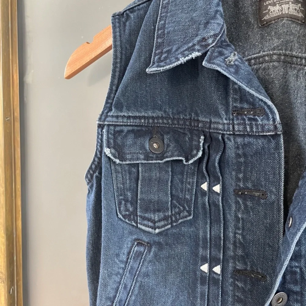 Levi’s Dark Wash Denim Vest Small 100% Cotton Trucker Style Embroidered Western